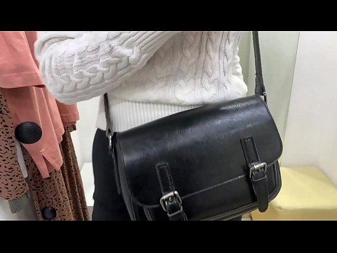 ❤️ Ëffentlech Masturbatioun vu jonke Bitch FeralBerry mat engem Dildo am Fittingsraum ❤️❌ Qualitéit Porno bei eis ️❤