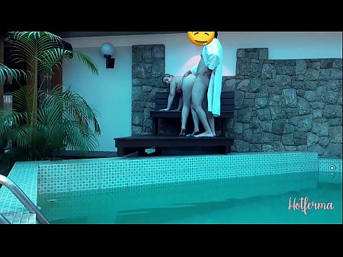 ❤️ Boss invitéiert Déngschtmeedchen an de Pool, mee konnt net engem waarm widderstoen ❤️❌ Qualitéit Porno bei eis ️❤
