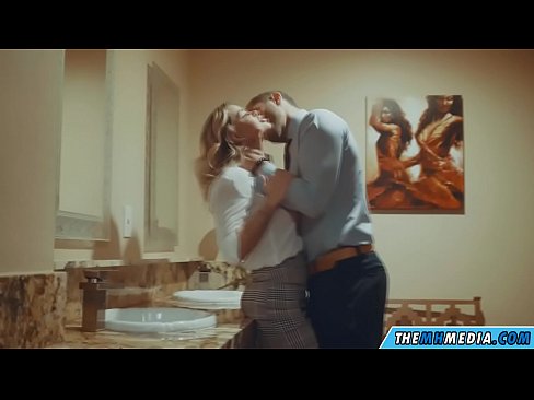 ❤️ Wann eng Busty Blond Iech an engem ëffentlechen Toilette verféiert ❤️❌ Qualitéit Porno bei eis ️❤